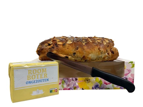 Paasbrood 500 gr. met roomboter en mesje